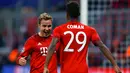 Gelandang Muenchen, Mario Goetze (kiri) melakukan selebrasi usai mencetak gol ke gawang Dinamo Zegreb pada laga Liga Champions di Allianz Arena, Jerman (30/9/2015). Muenchen menang telak atas Dinamo Zegreb dengan skor 5-0. (REUTERS/Michael Dalder)