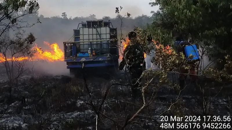 Capt: Petugas gabungan saat memadamkan api di TNWK. Foto : (Polres Lampung Timur)