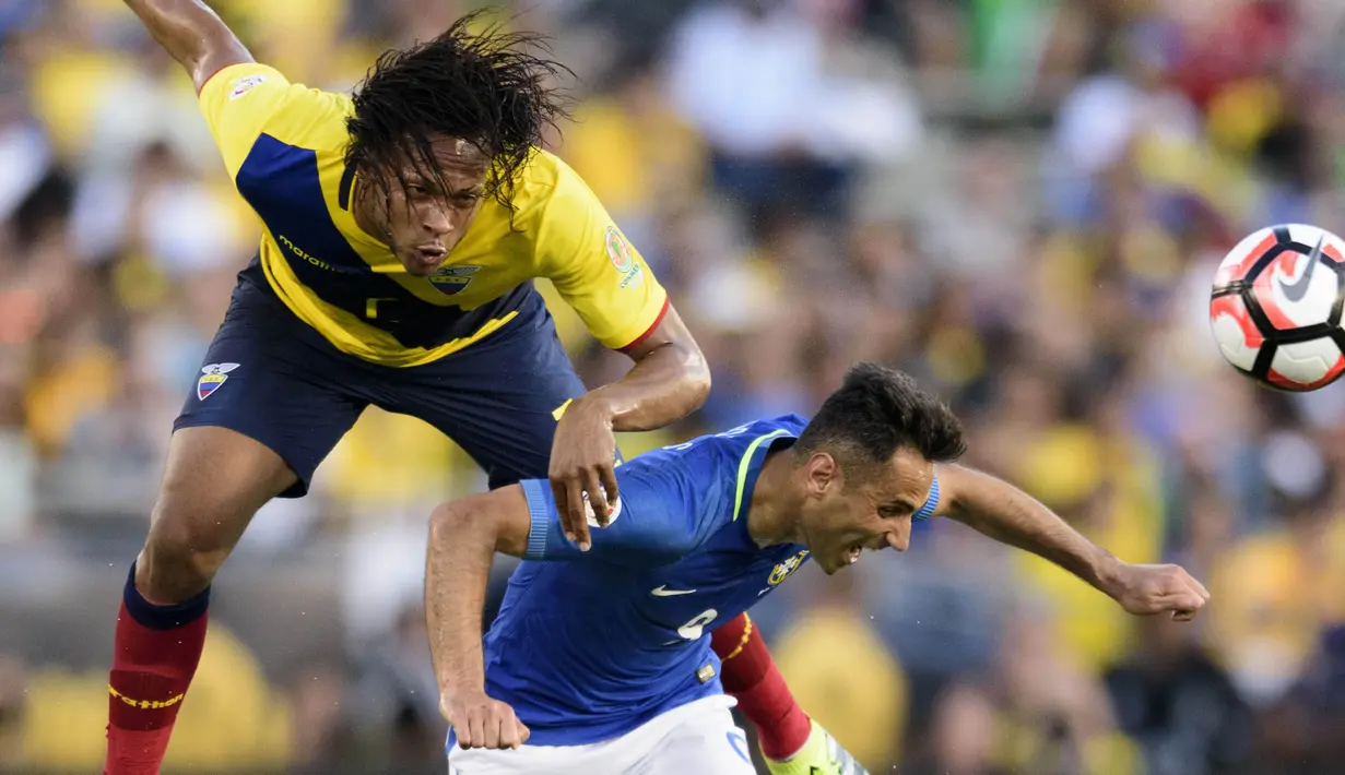 Pemain Ekuador, Arturo Mina (kiri) berebut bola dengan pemain Brasil, Jonas (kanan) pada laga pembuka Copa Amerika 2016 di Stadion Rose Bowl, Pasadena, (5/6/2016) WIB. (Mandatory Credit: Kelvin Kuo-USA TODAY Sports)