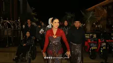 Krisdayanti mengikuti debat perdana sebagai calon Wali Kota Batu, Senin (21/10). Dalam kesempatan tersebut, diva yang akrab disapa KD itu tampak mengenakan kebaya merah yang dipadukan dengan kain batik yang serasi dengan bawahannya. Bros emas di tengah kebaya semakin mempertegas penampilannya. (Liputan6.com/IG/@krisdayanti_official)