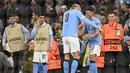 Tekanan mereka berbuah hasil pada menit ke-22, Phil Foden membuka gol lewat aksinya dari luar kotak penalti. Tampak dalam foto, gelandang Manchester City asal Inggris, Phil Foden (kanan) merayakan golnya bersama striker Manchester City asal Norwegia, Erling Haaland dalam pertandingan lanjutan fase liga Liga Champions 2025/2026 antara Manchester City dan Borussia Dortmund di Stadion Etihad, Manchester, Inggris barat laut, pada 5 November 2025 waktu setempat atau Kamis (6/11) dini hari WIB. (Oli SCARFF/AFP)