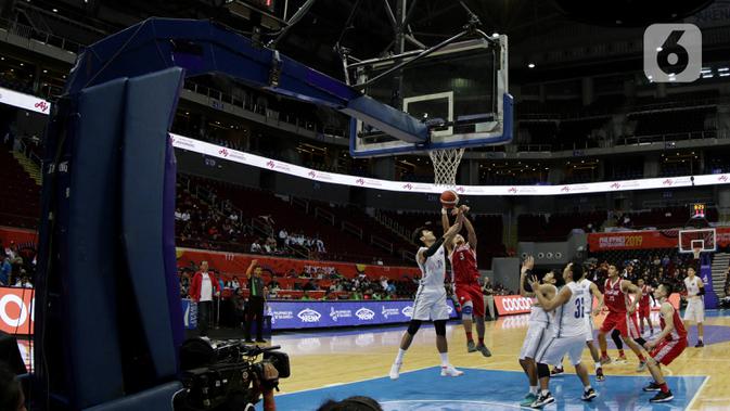 Pebasket Indonesia, Kaleb Ramot, saat melawan Thailand pada SEA Games 2019 di Mall Of Asia Arena, Manila, Filipina, Rabu (4/12/2019). Indonesia kalah 76-98 dari Thailand. (Bola.com/M Iqbal Ichsan)
