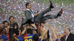 Pep Guardiola kini menjadi satu dari beberapa pelatih yang layak berada di level terbaik di era sepak bola modern. Barcelona, Bayern Munchen, dan Manchester City telah dibawanya mengangkat trofi juara. (Foto: AFP/Lluis Gene)