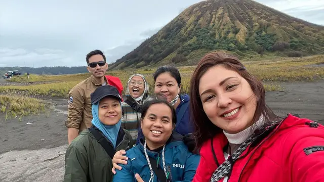 6 Potret Seru Liburan Donna Agnesia dan dan Darius Sinathrya di Bromo