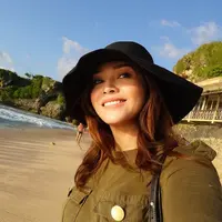 Kebahagiaan terpancar dari raut wajah Maia Estianty. Berfoto selfie di pantai, mengenakan topi lebar berwarna hitam, Maia terlihat cantik natural dengan riasan dan lipstik nude. Foto: Instagram.