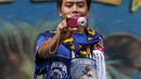 Suporter Aremania memanfaatkan waktu luang dengan berfoto didepan kantor PSSI sebelum  mendukung timnya berlaga pada final Torabika Bhayangkara Cup 2016 di Stadion Utama Gelora Bung Karno, Jakarta, Minggu (3/4/2016). (Bola.com/Nicklas Hanoatubun)