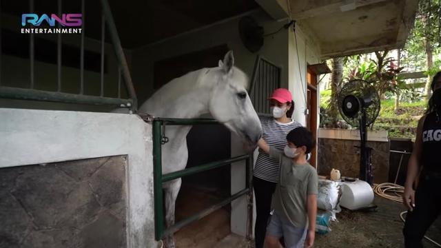 Potret Nagita Slavina bersama kuda pribadinya (Youtube/Rans Entertainment)