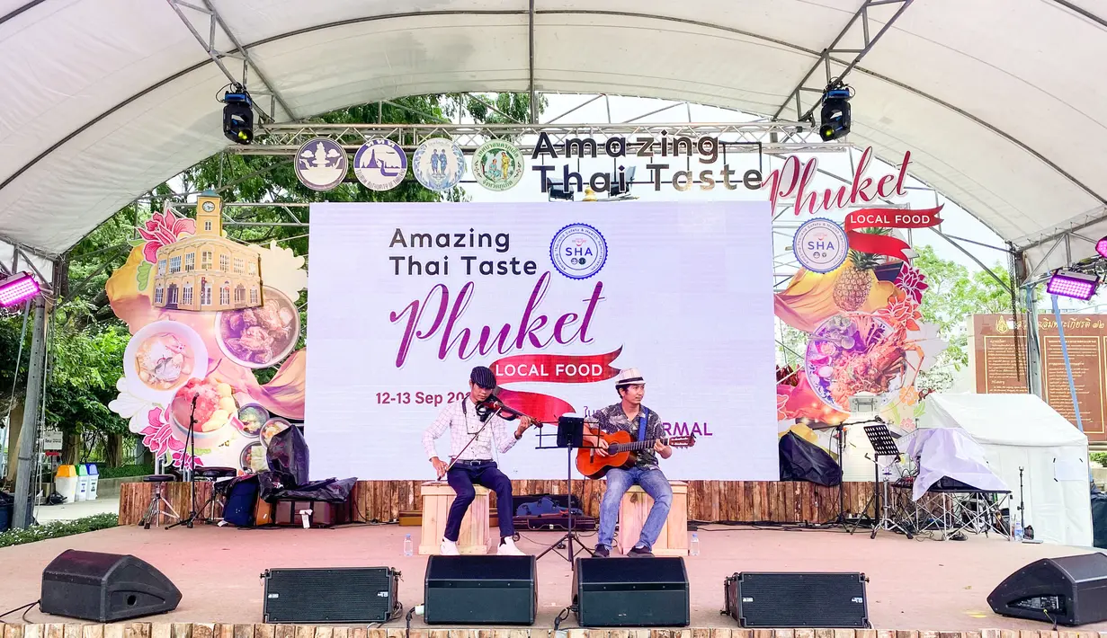 Para musisi tampil dalam festival kuliner di kota tua Phuket, Thailand (13/9/2020). Festival selama dua hari itu digelar untuk mendorong pariwisata dan perekonomian setempat. (Xinhua/Zhang Keren)