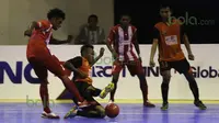 Pemain IPC Pelindo, Jailani Ladjanibi, berusaha menahan tendangan pemain Black Steel dalam laga Seri III Grup B Wilayah Timur Pro Futsal League 2016 di GOR 17 Desember, Mataram, NTB, Minggu (13/3/2016). (Bola.com/Arief Bagus)