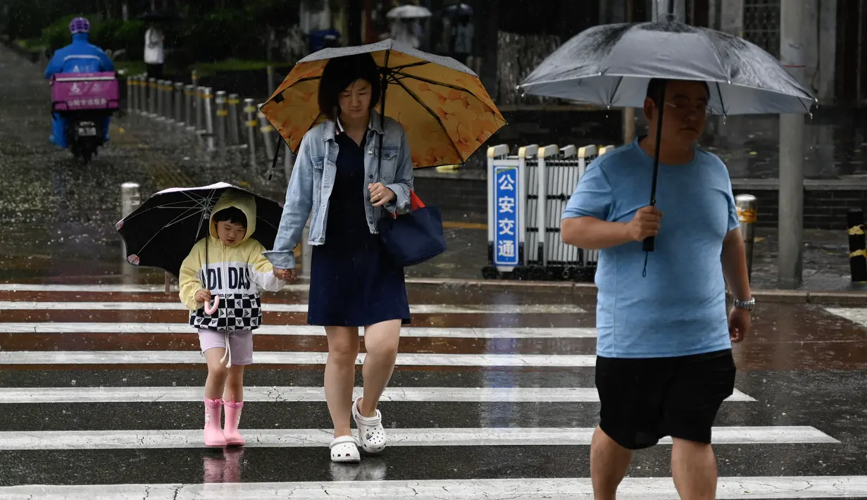 Topan Doksuri telah membawa hujan lebat ke beberapa wilayah di Cina utara, termasuk ibu kota Beijing, setelah menghantam Filipina dan Taiwan di mana topan ini menyebabkan puluhan orang tewas dan memaksa ratusan ribu orang mengungsi. (Pedro PARDO / AFP)