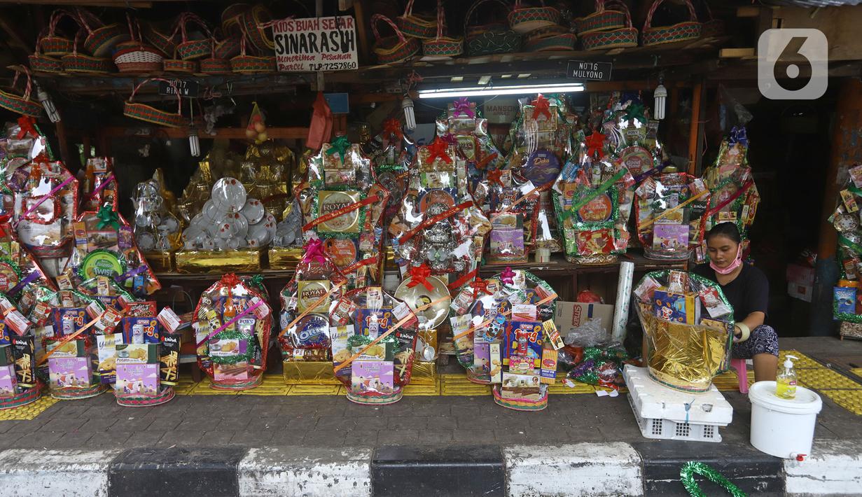 Pedagang menata isi parsel di Barito, Jakarta, Rabu (13/5/2020). Di tengah pandemi virus corona COVID-19, para pedagang mengaku penjualan parsel Lebaran menurun hingga 80 persen dari tahun sebelumnya. (Liputan6.com/Herman Zakharia)