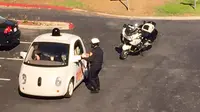 Seorang polisi menghentikan mobil Google yang tidak bersopir. Ia pun bingung. 