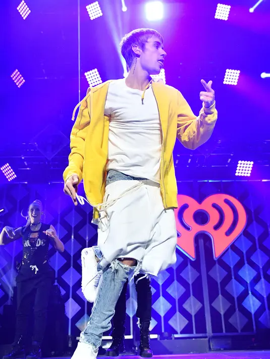 “Pertanyaan apa itu?” dengan cepat Justin menjawab pertanyaan seorang paparazzi tersebut saat ditemui di Ten Goose Boxing Gym di Van Nuys, Calivornia, Sabtu (3/12). (AFP/Bintang.com)