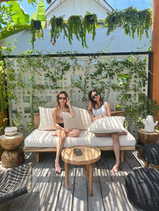 Belum lama ini ia terlihat berada di Bali untuk menikmati quality time bareng sahabat. [Instagram @zaraadhsty]