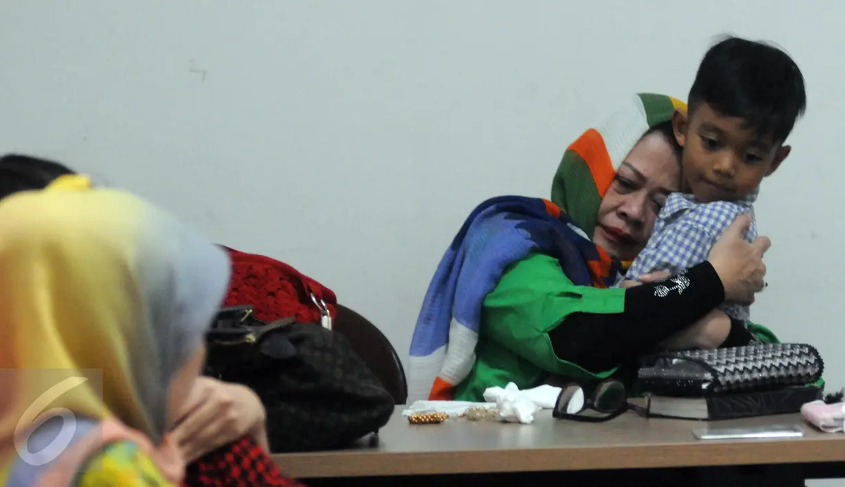 Terdakwa suap proyek pembangkit listrik di Kabupaten Deiyai, Papua, Dewie Yasin Limpo memeluk seorang anak usai sidang pembacaan putusan di Pengadilan Tipikor, Jakarta, Senin (13/6). Dewie Yasin Limpo divonis 6 tahun penjara. (Liputan6.com/Helmi Afandi)