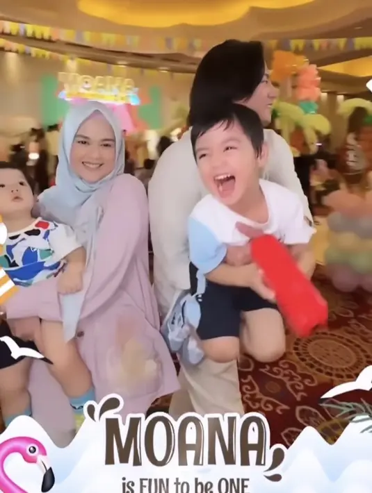 Cut Meyriska bersama Roger Danuarta membawa kedua anaknya yang tampil mengenakan kaos putih dipadukan celana pendeknya. @cutratumeyriska