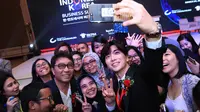 Leeteuk `Super Junior` menyapa fans setia dengan ramah dalam acara 2017 Korea Indonesia Business Summit di jakarta, Selasa (14/3/2017). (Liputan6.com/Herman Zakaria)