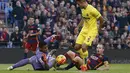 Pemain Barcelona Andres Iniesta (kanan) menhalau bola dari hadangan pemain Villarreal Alphonse Areola (kiri) dan Mario Gaspar pada lanjutan La Liga Spanyol di Stadion Camp Nou, Barcelona, Spanyol, MInggu (8/11/2015). (REUTERS/Albert Gea).