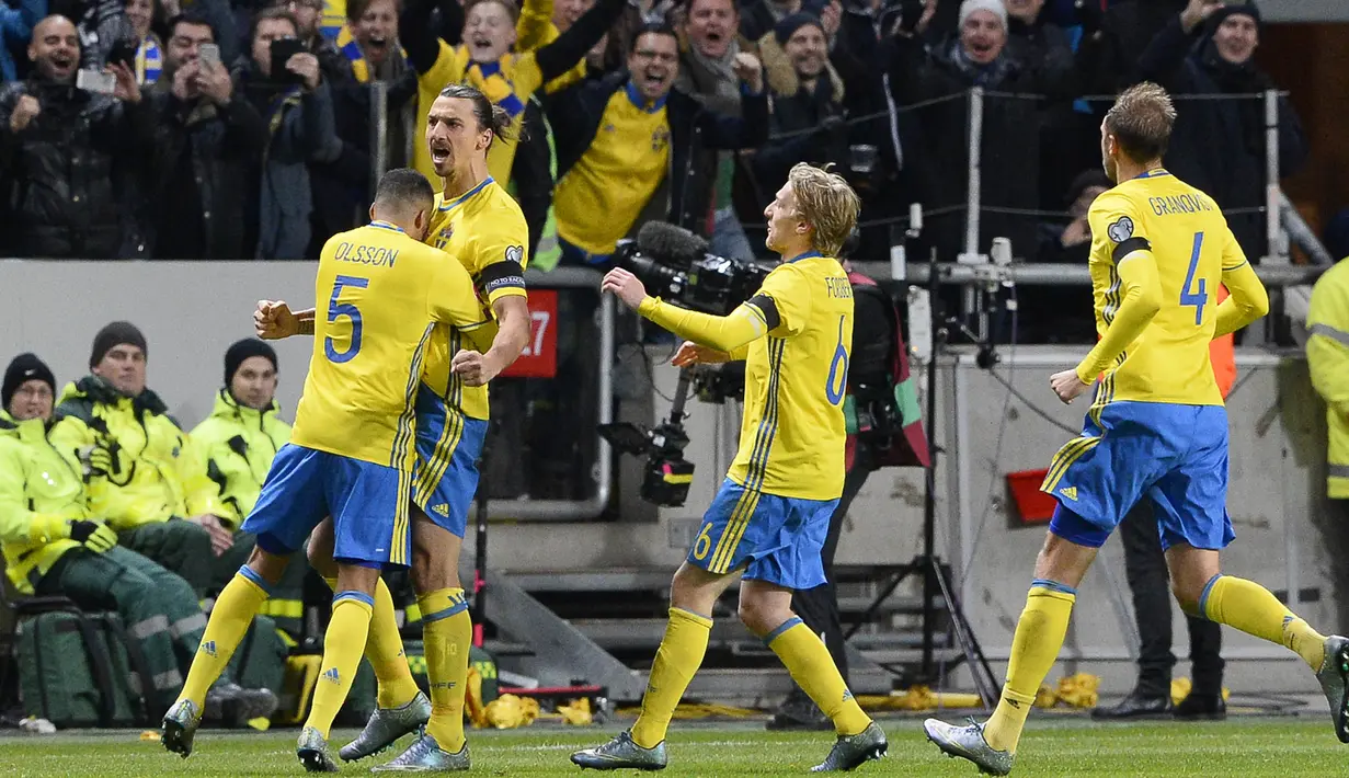 Kapten Swedia, Zlatan Ibrahimovic, bersama rekan-rekan setimnya merayakan gol yang dicetak ke gawang Denmark pada laga play-off Piala Eropa 2016 di Friends Arena, Swedia, Minggu (15/11/2015) dini hari WIB. (AFP Photo/Jonathan Nackstrand)