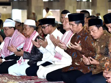Presiden Joko Widodo (ketiga kanan) berdoa usai menunaikan ibadah Salat Jumat di Masjid Istiqlal, Jakarta, Jumat (2/3). Jokowi hadir bersama Mensesneg Pratikno, Kepala Staf Presiden dan Koordinator Staf Khusus. (Liputan6.com/Pool/Biro Pers Setpres)