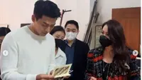 Hyun Bin dapat hadiah batik dari penggemarnya di Indonesia. (dok.Instagram @yuanitarohali/https://www.instagram.com/p/CQUsREvA7Pl/Henry)