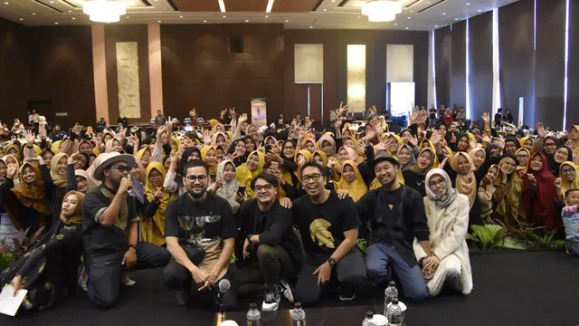 Teuku Wisnu bersama komunitas  B Erl Family
