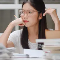 wanita belajar/copyright freepik/tirachardz