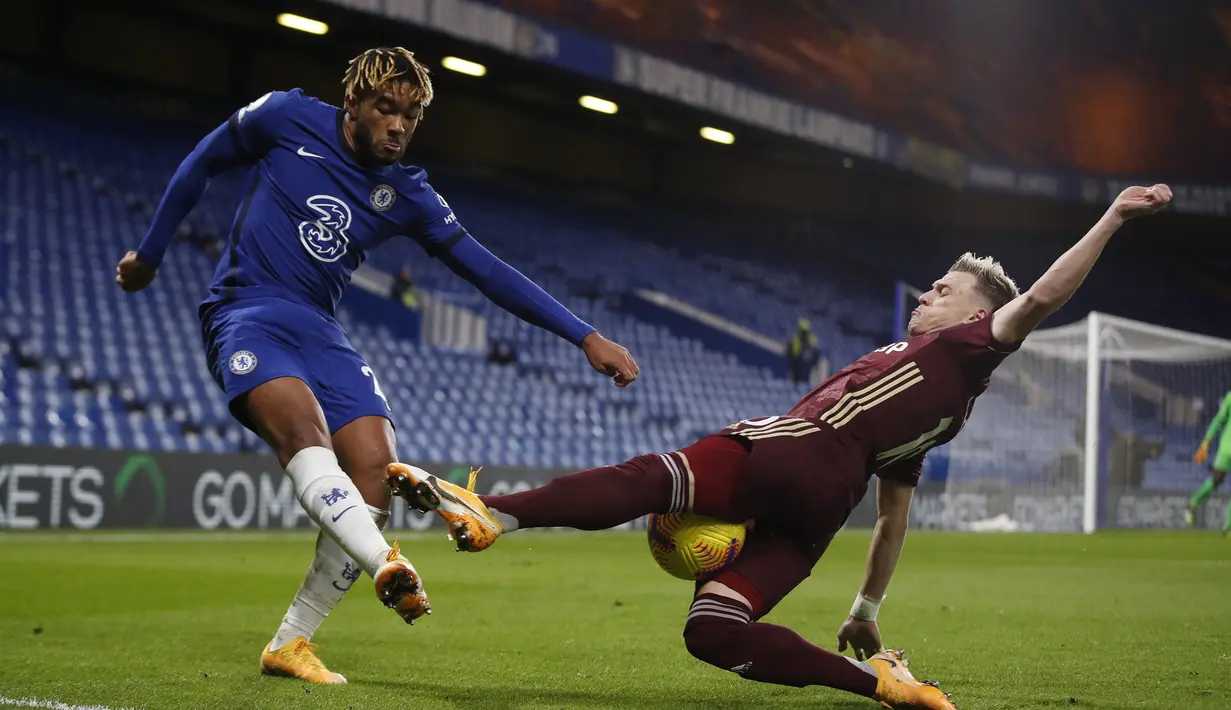 Gelandang Leeds United, Ezgjan Alioski (kanan), memblok tendangan bek Chelsea, Reece James dalam laga lanjutan Liga Inggris pekan ke-11 di Stamford Bridge, London, Sabtu (5/12/2020). Leeds United kalah 1-3 dari Chelsea. (Pool via AP/Matthew Childs)