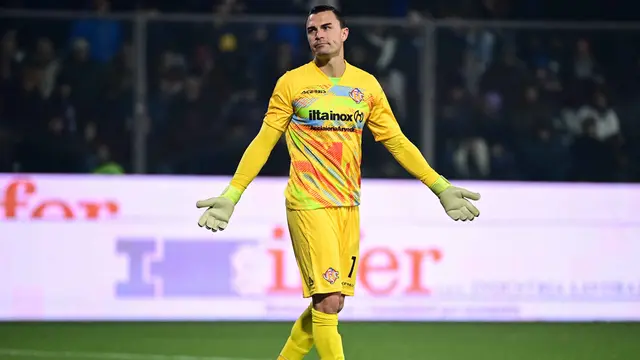 Kiper Timnas Indonesia Emil Audero Jadi Korban Lemparan Suar saat Cremonese Menjamu Inter Milan
