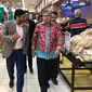 Dubes Helmy Fauzi mendapat penjelasan Direktur Regional Lulu Group International  Huzaifa Qureshi beberapa produk makanan dan buah buahan segar Indonesia yang dipasarkan pada Hypermarket Lulu di Cairo.