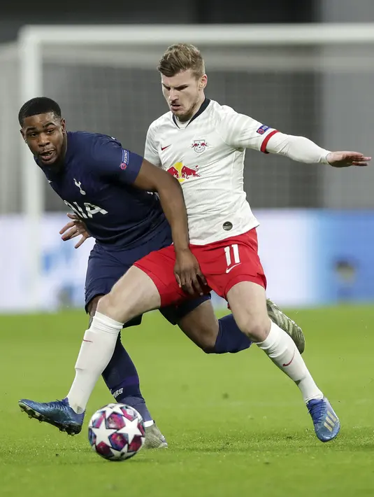 Penyerang Red Bull Leipzig, Timo Werner berusaha merebut bola dari bek Tottenham Hotspur, Japhet Tanganga pada pertandingan leg kedua babak 16 besar Liga Champions di di Red Bull Arena, Jerman (10/3/2020). RB Leipzig menang telak atas Tottenham 3-0. (AP Photo/Michael Sohn)