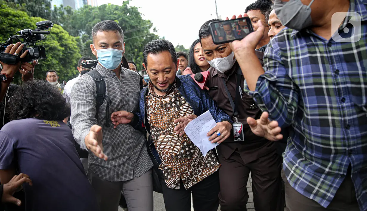 <p>Andhi Pramono selaku Kepala Kantor Bea Cukai Makassar usai menjalani pemeriksaan di Gedung Merah Putih KPK, Jakarta, Selasa (14/3/2023). Andhi Pramono baru saja rampung menjalani pemeriksaan berkaitan dengan dugaan harta yang dia laporkan dalam Laporan Harta Kekayaan Penyelenggara Negara (LHKPN) tak sesuai dengan profilnya. (Liputan6.com/Faizal Fanani)</p>
