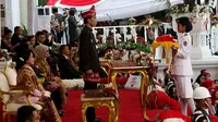 Anggota Paskibraka, Ruth Celine Eglesya Purba bersiap menyerahkan Bendera Merah Putih usai Upacara Penurunan Bendera HUT ke-72 Kemerdekaan RI di Istana Merdeka, Jakarta, Kamis (17/8). (Liputan6.com/Pool)