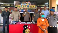 Pelaku pembakar lahan di Siak bersama barang bukti setelah ditetapkan tersangka oleh penyidik. (Liputan6.com/M Syukur)