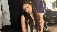 Memberi sentuhan bunga peplum pada busananya, Jennie memberi kesan vintage princess. [Instagram/jennierubyjane]