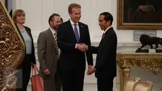 Presiden Joko Widodo atau Jokowi (kanan) berjabat tangan dengan Menlu Norwegia Borge Brende di Istana Merdeka, Jakarta, Selasa (31/5/2016). Dalam pertemuan tersebut, keduanya membahas tentang ekonomi dan perikanan. (Liputan6.com/Faizal Fanani)