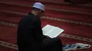 Untuk mengisi waktu saat menjalani ibadah puasa di bulan Ramadan, umat Muslim juga dapat bertadarus Al-Quran di Masjid Istiqlal, Jakarta. Tampak dalam foto, umat Muslim membaca Al-Quran atau tadarus saat menjalani hari pertama Ramadan 1447 Hijriah di Masjid Istiqlal, Jakarta, Kamis (19/2/2026). (Kapanlagi.com/Budy Santoso)