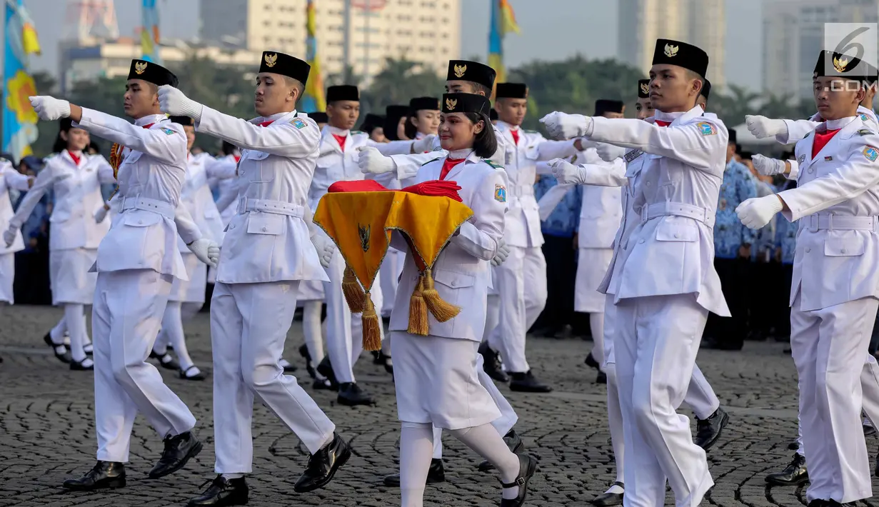 Anggota Paskibraka bersiap mengibarkan bendera Merah Putih saat upacara peringatan Hari Lahir Pancasila di Monas, Jakarta, Sabtu (1/6/2019). Upacara yang dipimpin langsung oleh Gubernur DKI Jakarta Anies Baswedan diikuti ASN serta perwakilan organisasi masyarakat. (Liputan6.com/Faizal Fanani)