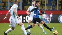 Bek Inter Milan, Joao Cancelo, berusaha melewati pemain Lazio pada laga Serie A, Italia, di Stadion Giuseppe Meazza, Milan Sabtu (30/12/2017). Inter Milan ditahan imbang 0-0 oleh Lazio. (AP/Antonio Calanni)