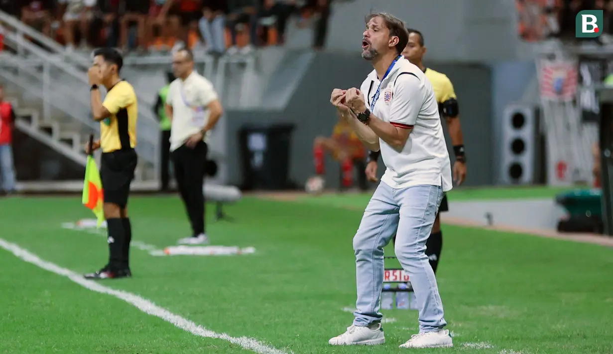 Ekspresi pelatih Persija Jakarta, Maurício Souza dalam laga lanjutan BRI Super League 2025/2026 melawan Borneo FC di Jakarta International Stadium (JIS), Jakarta Utara, Selasa (03/03/2026). (Bola.com/M Iqbal Ichsan)