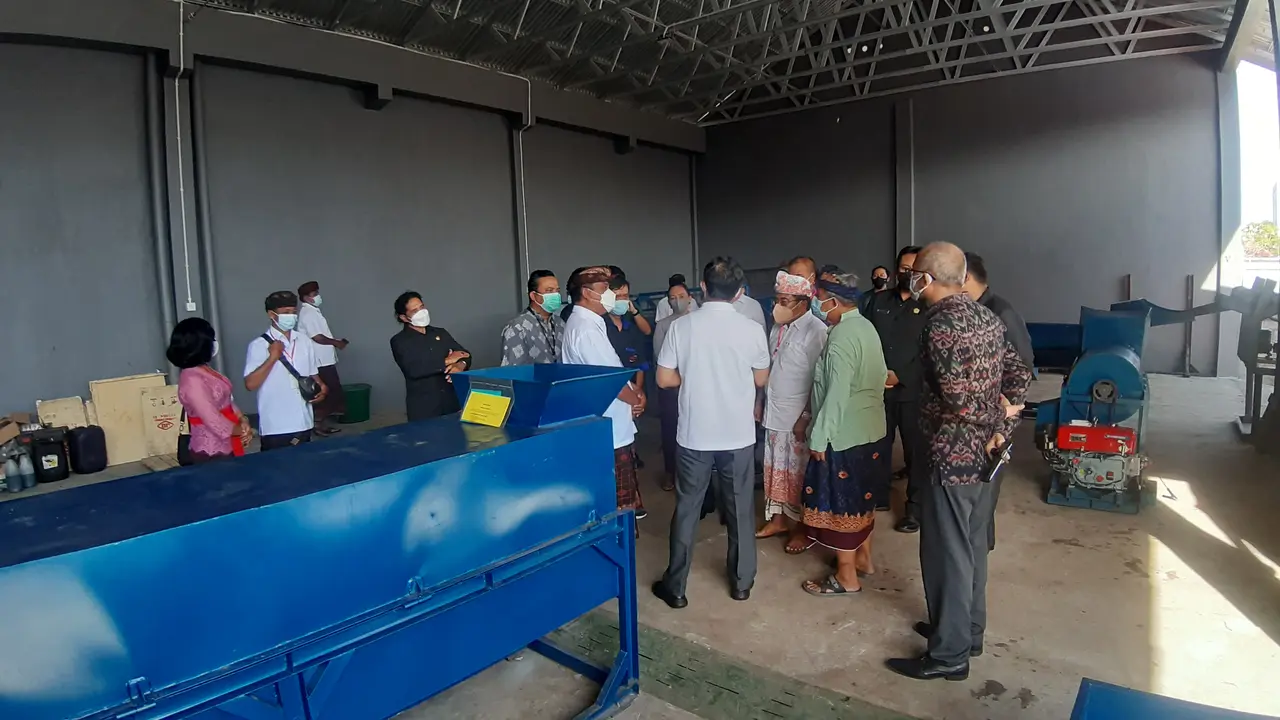 BI Bali Serahkan Bangtuan Alat Pengelolaan Sampah Organik dan Non Organik