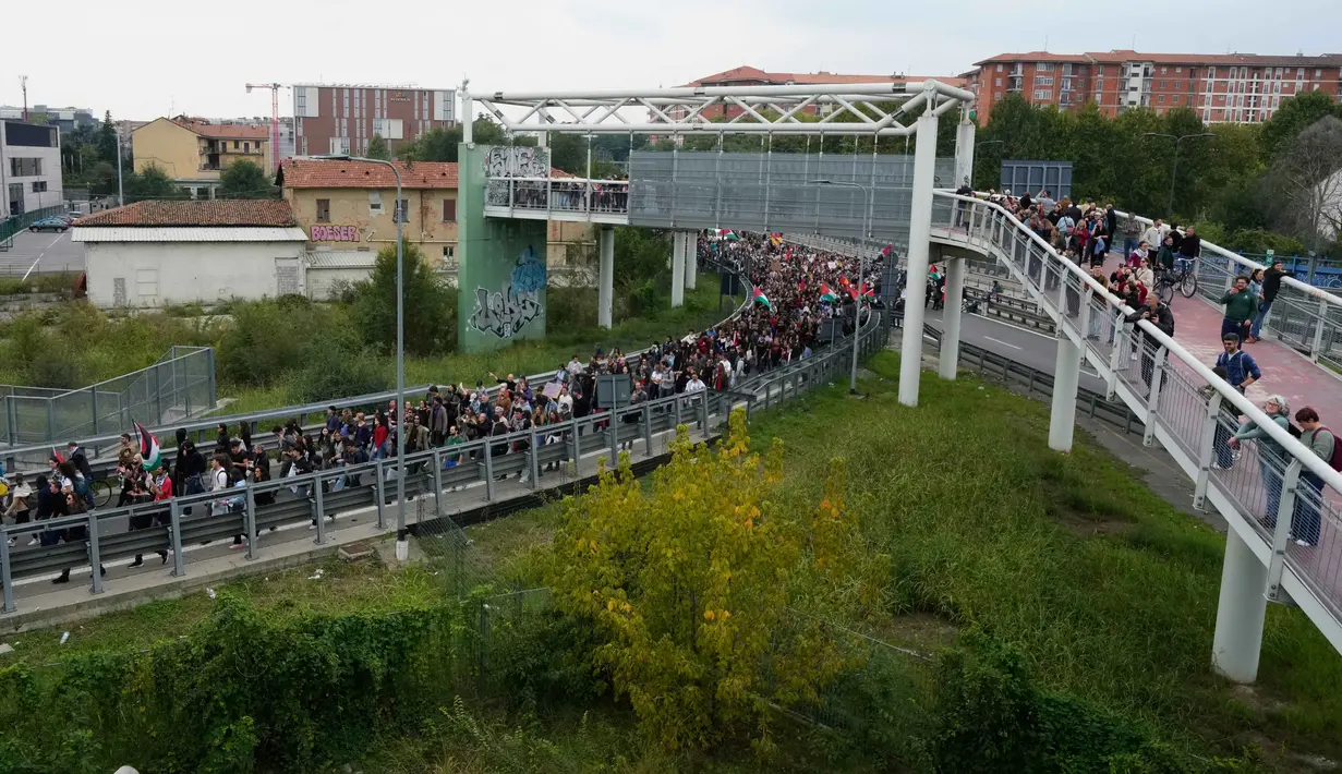 Jumat (3/10/2025) pagi, sekitar 100.000 orang ikut serta dalam aksi di Kota Milan. (AP Photo/Luca Bruno)