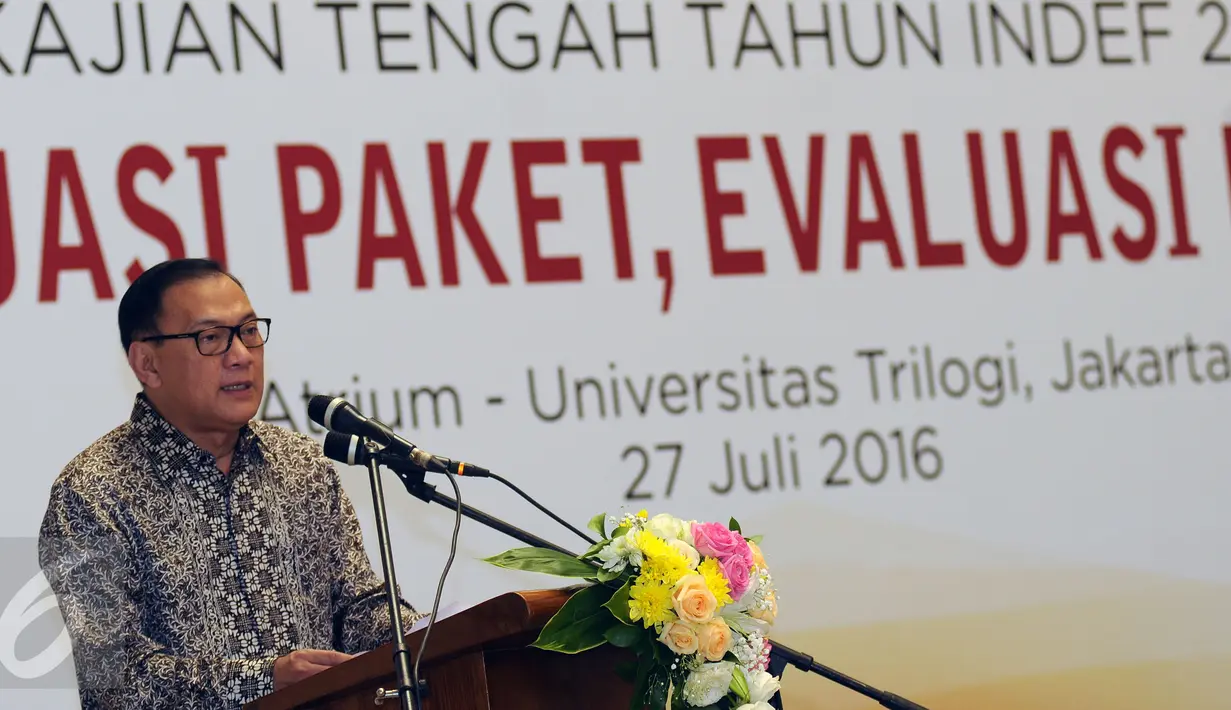 Gubernur Bank Indonesia, Agus Martowardojo saat menjadi pembicara kunci pada seminar nasional kajian tengah tahun Indef 2016 di Kampus Trilogi, Jakarta, Rabu (27/7). Seminar membahas Evaluasi Paket, Evaluasi Ekonomi. (Liputan6.com/Helmi Fithriansyah)