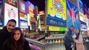 Pasangan selebriti ini juga mengunjungi tempat yang sama yaitu Dotonbori Street, Osaka. Pertama di tahun 2017 saat masih berdua. Kemudian awal tahun 2023 dengan membawa serta putri mereka. Asmirandah mengungkapkan, 6 tahun berlalu tempatnya tidak berubah, tapi anggota keluarganya yang bertambah. (Liputan6.com/IG/@asmirandah89)
