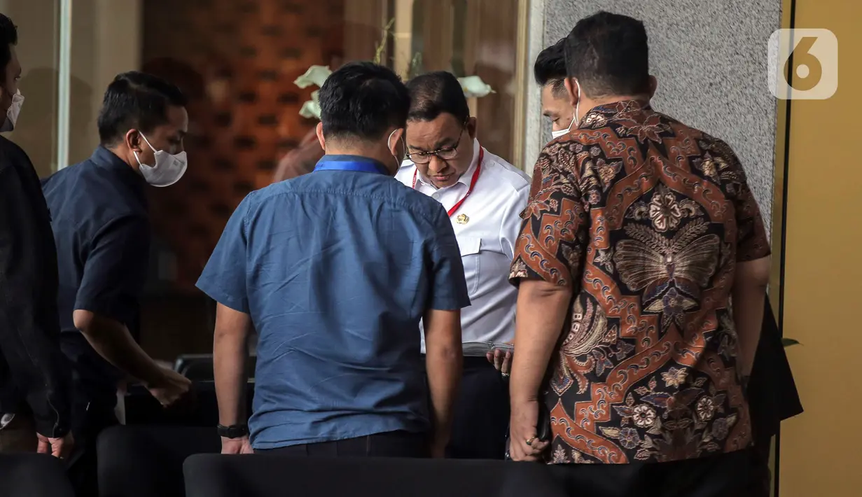 Gubernur DKI Jakarta Anies Baswedan bersiap untuk menjalani pemeriksaan di Gedung KPK, Jakarta, Rabu (7/9/2022). Anies Baswedan dipanggil untuk menjalani pemeriksaan terkait laporan dugaan korupsi pada penyelenggaraan Formula E Jakarta. (Liputan6.com/Faizal Fanani)