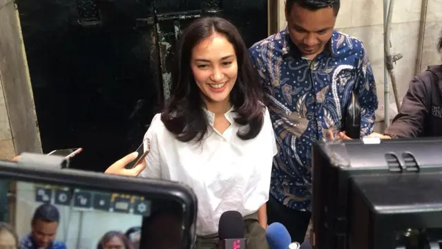Atiqah Hasiholan menjenguk ibundanya Ratna Sarumpaet di Rutan Polda Metro Jaya yang menjadi tersangka penyebaran hoaks. (Merdeka.com/Ronald)