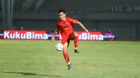 Pemain Persija Jakarta, Witan Sulaeman berusaha mengontrol bola saat menghadapi Dewa United pada laga pekan ke-10 BRI Liga 1 2023/2024 di Stadion Indomilk Arena, Tangerang, Jumat (25/8/2023). (Bola.com/M Iqbal Ichsan)