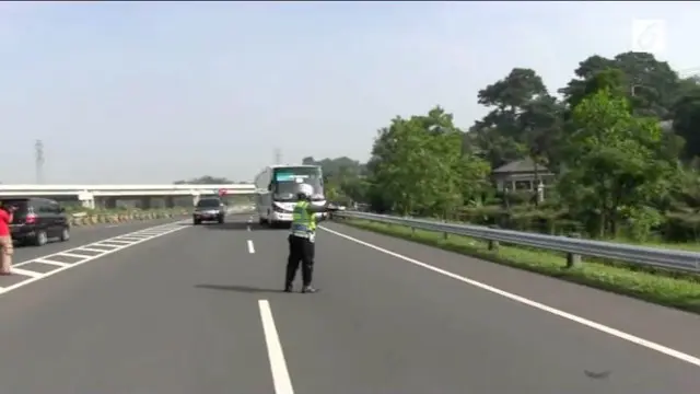 Petugas gabungan melakukan razia di kawasan puncak Bogor, Senin (24/04/17). Petugas menjaring sejumlah bus dengan KIR yang tidak berlaku dan tidak layak jalan. Para penumpang pun diminta turun dan dicarikan kendaraan pengganti