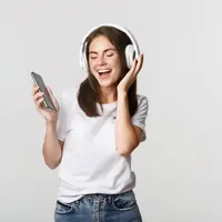 Wanita yang sedang mendengarkan musik menggunakan headphone (Foto dok : Freepik/benzoix).