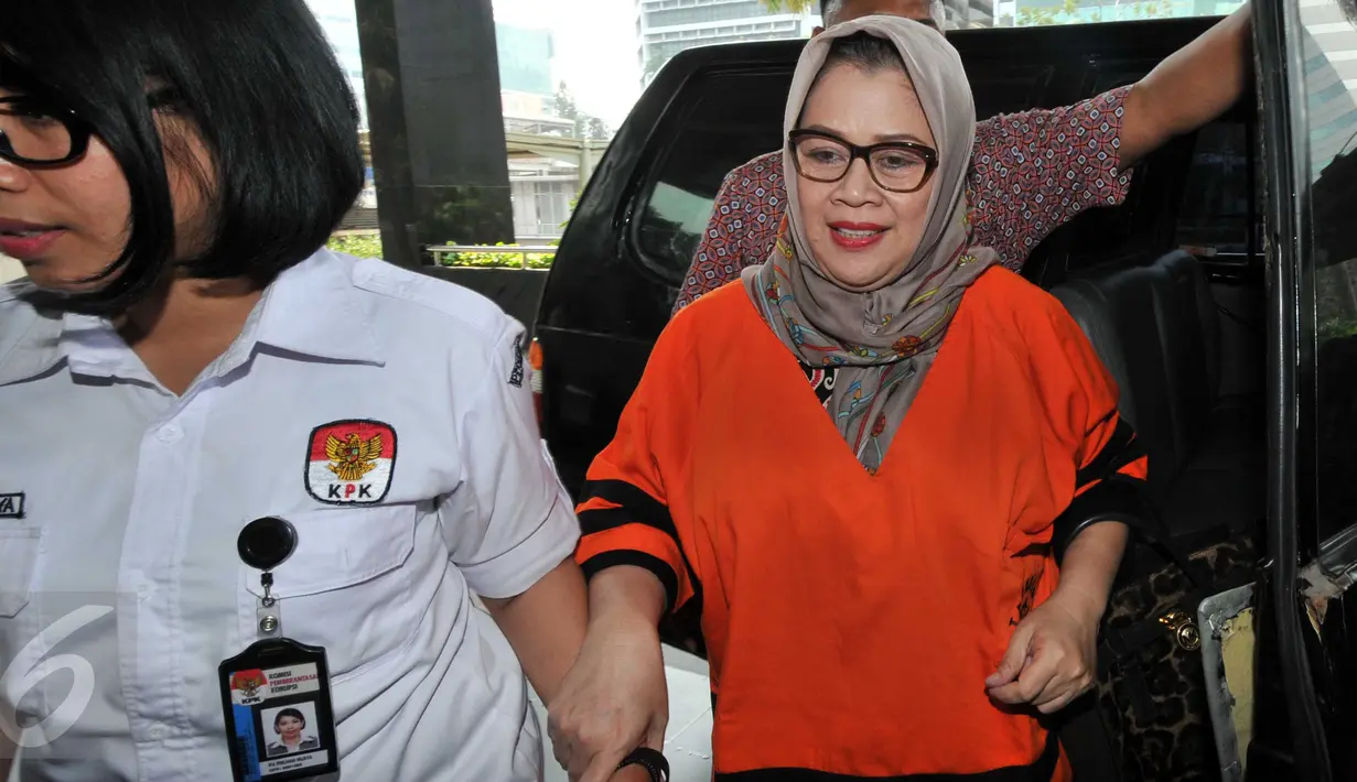 Anggota DPR RI F-Partai Hanura Dewie Yasin Limpo dikawal petugas saat tiba di Gedung KPK, Jakarta, Selasa (27/10). Dewie menjalani pemeriksaan perdana sebagai tersangka kasus dugaan suap proyek pembangkit listrik di Papua. (Liputan6.com/Helmi Afandi)